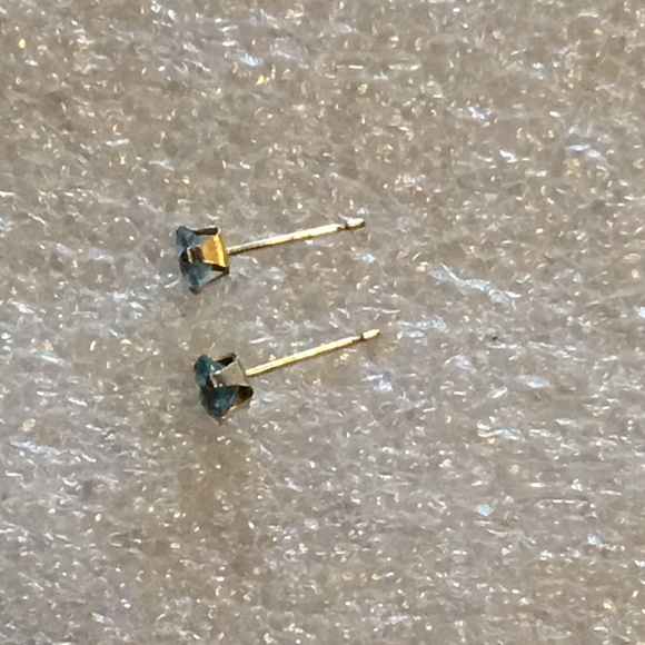 10k gold stud earrings w/ square aquamarine stones - Picture 2 of 8